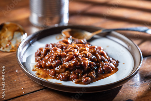Fotografie A can of chilly and a plate with chilly beans on it ready to be devoured