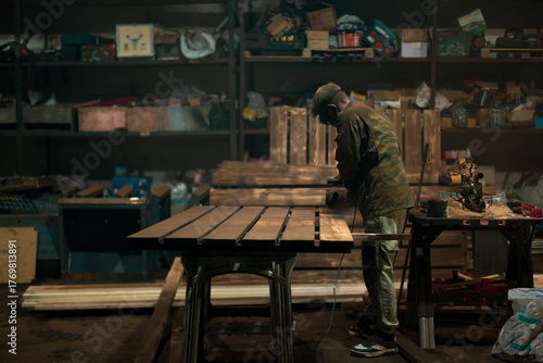 Canvas-taulu Factory contrasting lighting of a working workshop