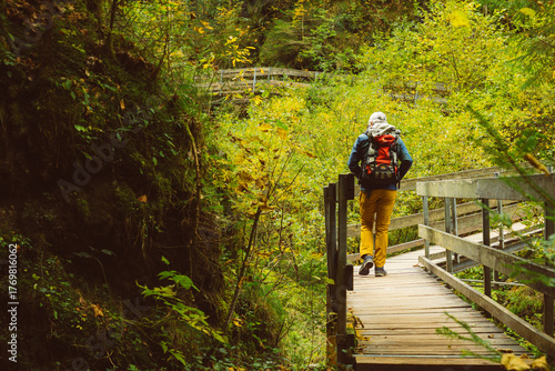 Wanderung durch die Bürser Schlucht, Wandern in Österreich, Vorarlberg im Herbst. 