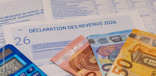 Wallpaper Mural Le formulaire 2042 de déclaration des impôts sur le revenu 2026 en France. Torontodigital.ca