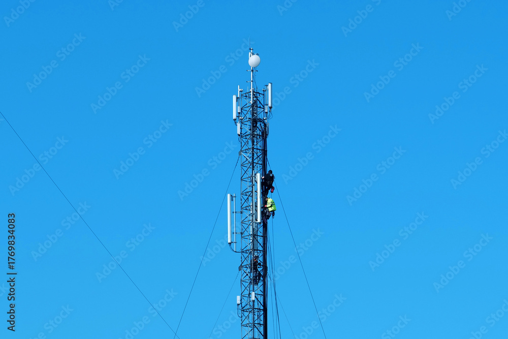Obraz premium Maintenance staff at the work. High-altitude work. Workers repair cell tower