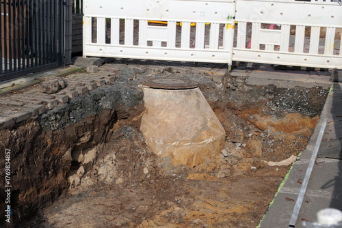Kanaldeckel an einer Baustelle