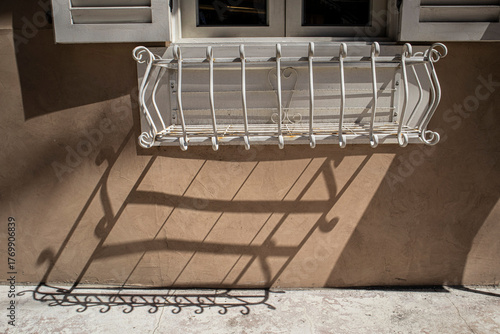 This is the window of an alley cafe in broad daylight.한낮의 골목길 카페의 창문입니다.