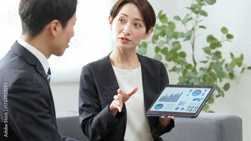 タブレットを使ってミーティングをするビジネスパーソン