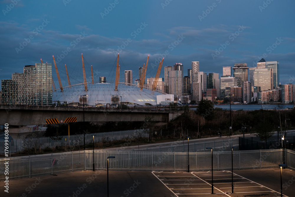 Fototapeta premium O2 arena, canary wharf skyline at dusk