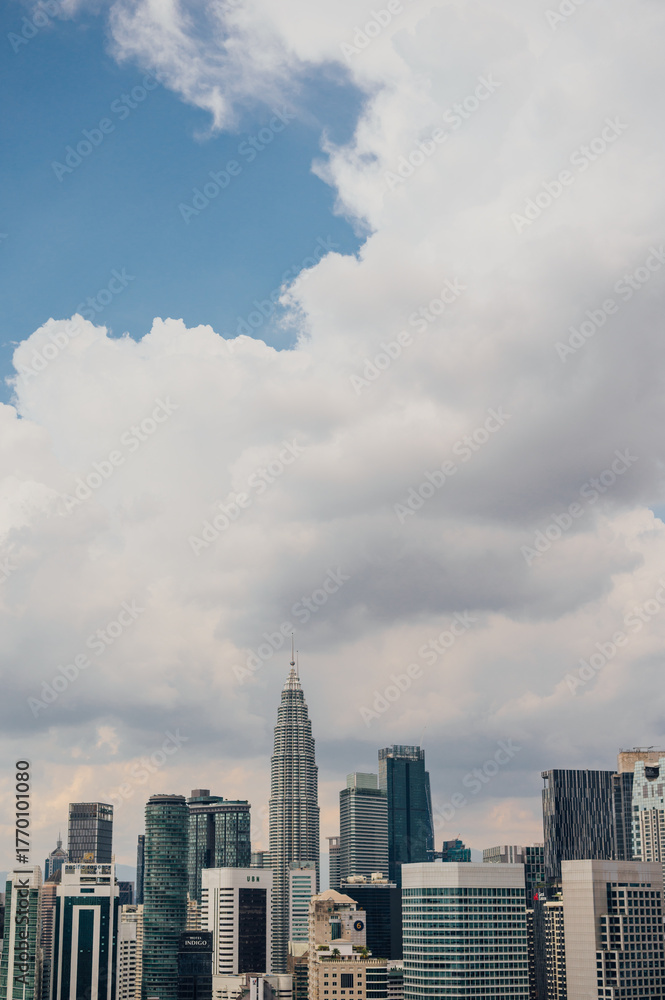 Obraz premium Petronas Tower Beneath Dramatic Clouds, Kuala Lumpur Skyline, Malaysia