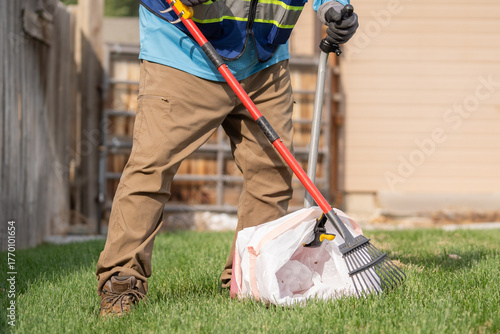 Foto Scooper pooper in the grass