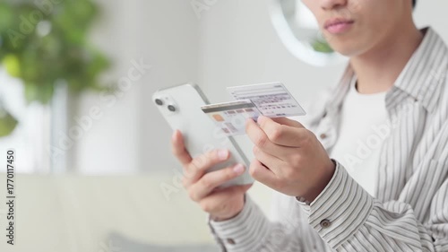 マイナ保険証を設定するアジア人男性