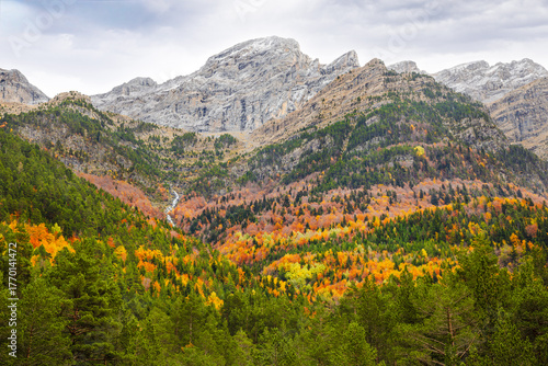 Paisaje montañoso otoñal en el Valle de Bujaruelo. Pirineos Oscenses (Huesca, España)