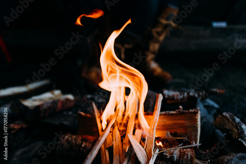 Foto Close-up of a small fire with kindling and wood burning brightly.