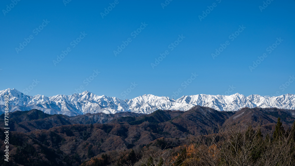 Fototapeta premium 冠雪の北アルプス 山並み 長野県白馬村