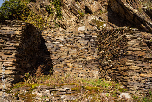 Rheinsteig bei Kaub mit alten Hangmauern (Trockenmauern), Oktober 2025