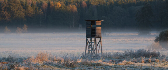 Handdoek met foto Weide Zonnige herfstochtend met mist en vorst  © Wojciech Wrzesień