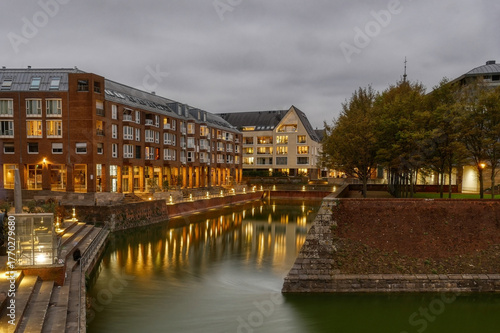 Alter Hafen in der Altstadt von Düsseldorf am Abend