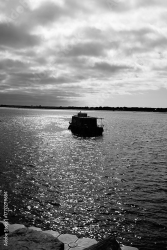 Bateau de pêche en noir et blanc dans la ria d'Etel, Morbihan, Bretagne, France, Europe
