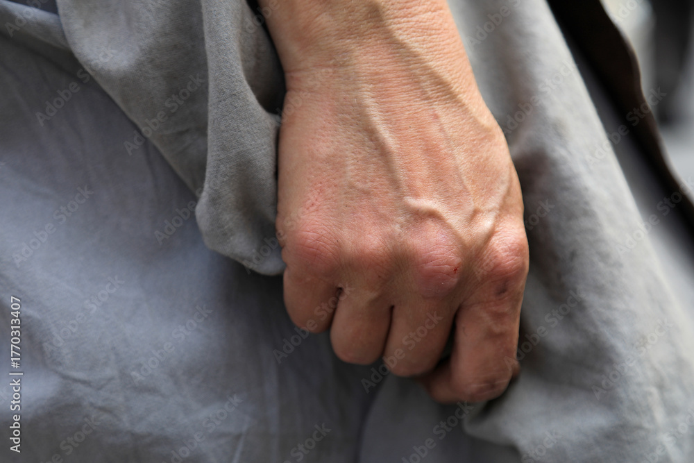 Fototapeta premium mano de mujer herrera forjadora en la fragua forja trabajando 4M0A7851-as25