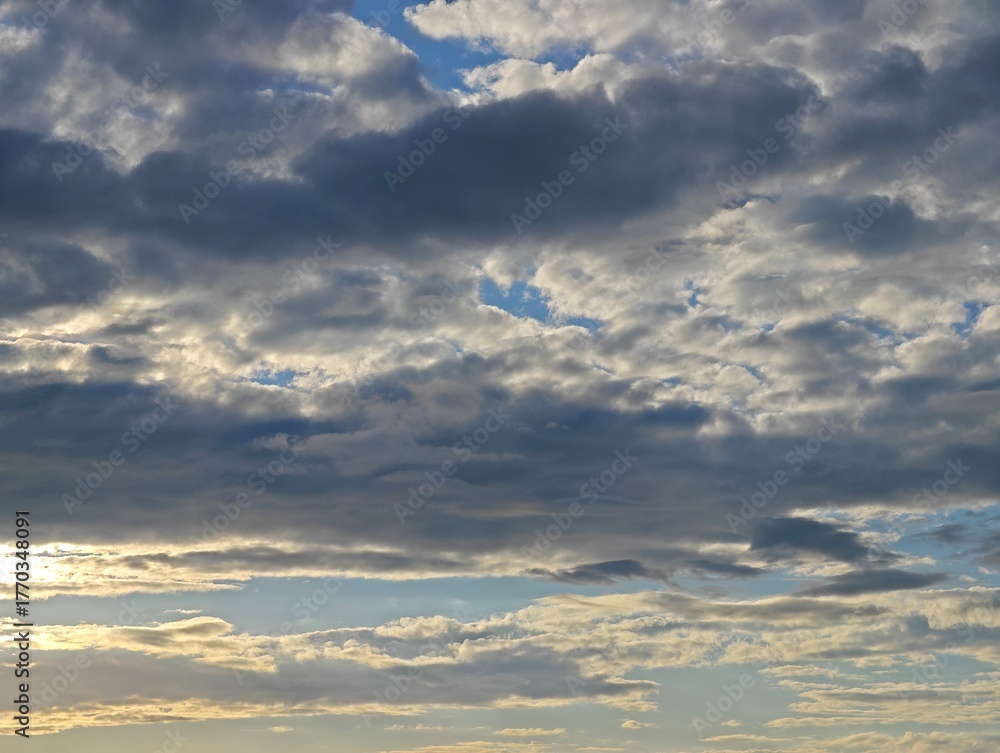 Obraz premium cumulus and stratus clouds in sky at dusk