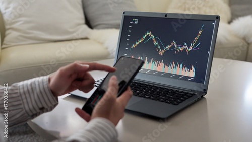 株価の上昇を見て喜ぶアジア人男性