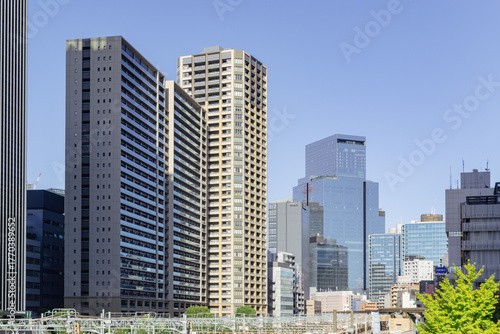 晴天の東京の都市風景（田町から望む浜松町の高層ビル群と青空）