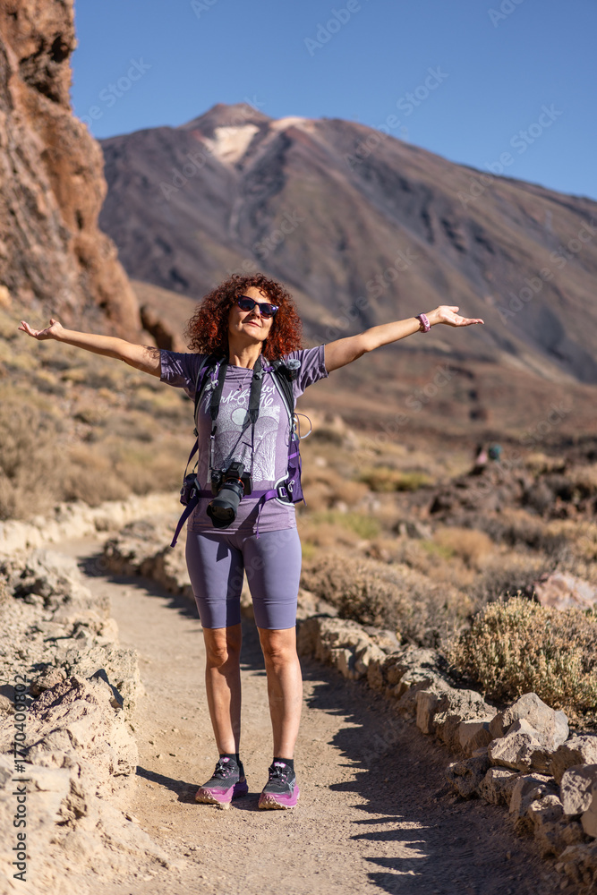 Naklejka premium Hiker with arms outstretched at Roques de Garcia