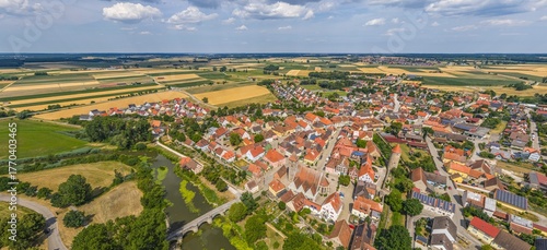 Die kleine Stadt Ornbau an der Altmühlt in Mittelfranken aus der Vogelperspektive