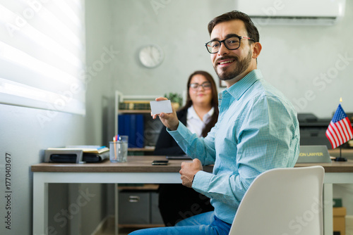 Foto Happy man showing new visa at lawyer office