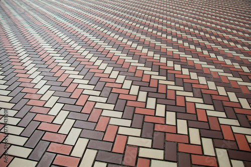 敷かれたカラフルなタイル