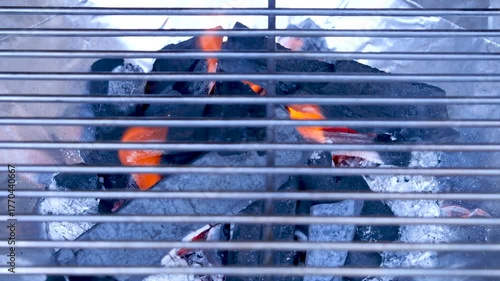 バーベキューでの炭火の火おこし