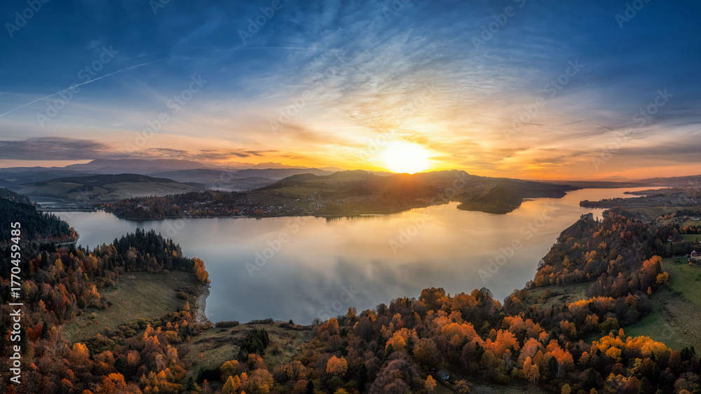 Naklejka premium Lake Czorsztyn on the dam near the village of Niedzica at sunset in autumn