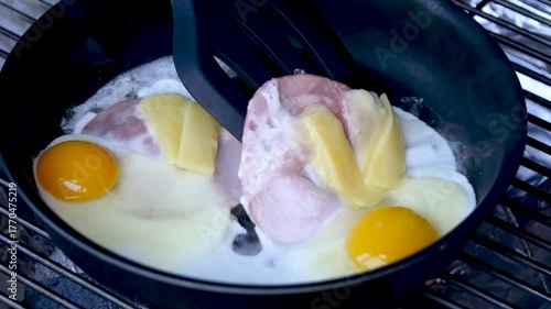 キャンプの朝食にフライパンで焼くハムエッグ