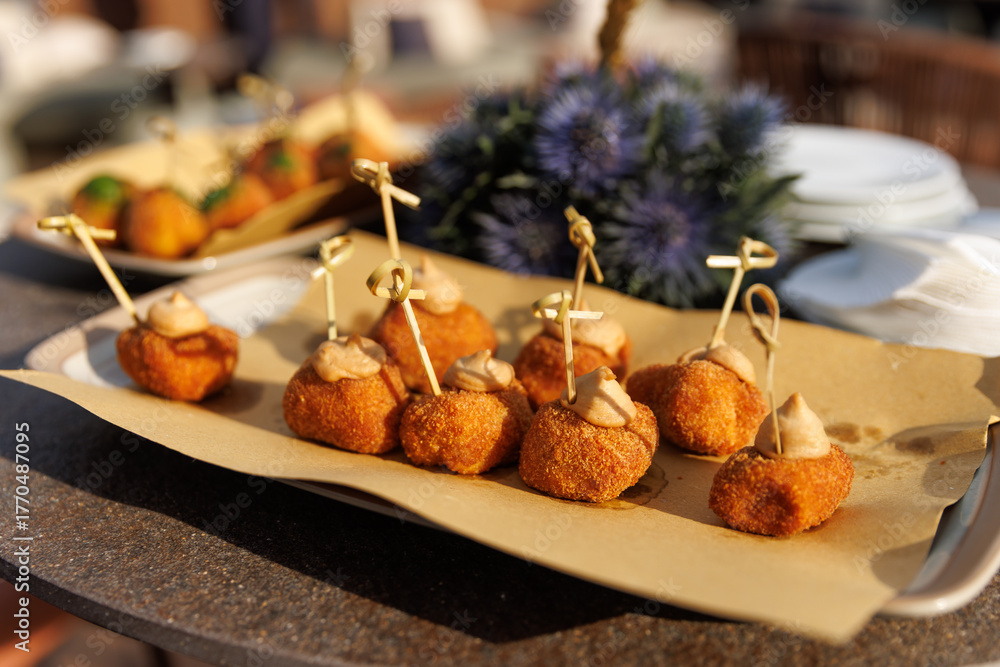Εκτύπωση καμβά Fried croquettes with creamy topping served on outdoor table