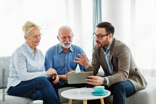 Canvas Print Senior couple having a meeting with an agent, businessman, salesperson or doctor