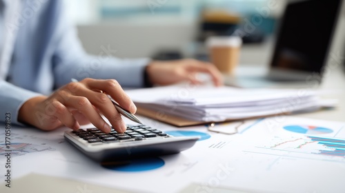 Personne utilisant une calculatrice pour analyser des documents financiers