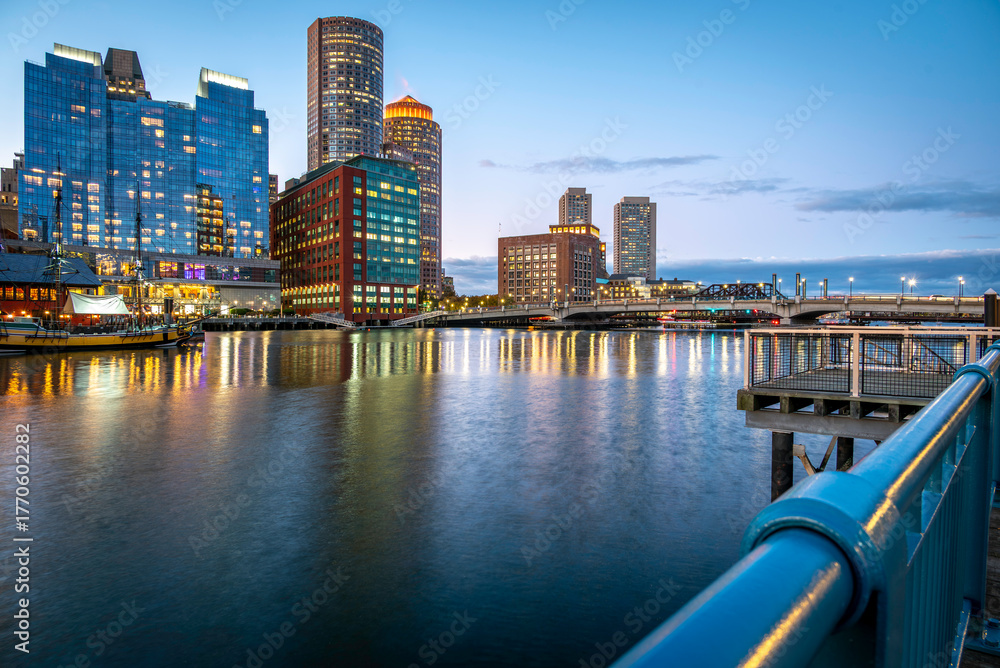 Obraz premium View of the historic architecture of Boston in Massachusetts, USA at night showcasing the Boston Harbor and Financial District.
