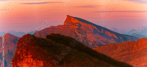 Schilderij op canvas Alpine sunset or sundowner with amazing geological layers in rock formations and