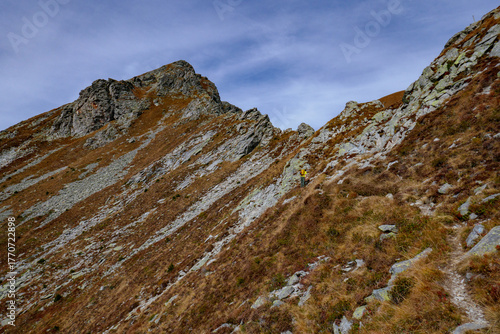 Escursionista verso la cresta del Poncione di Nara nelle Alpi Svizzere, Canton Ticino 