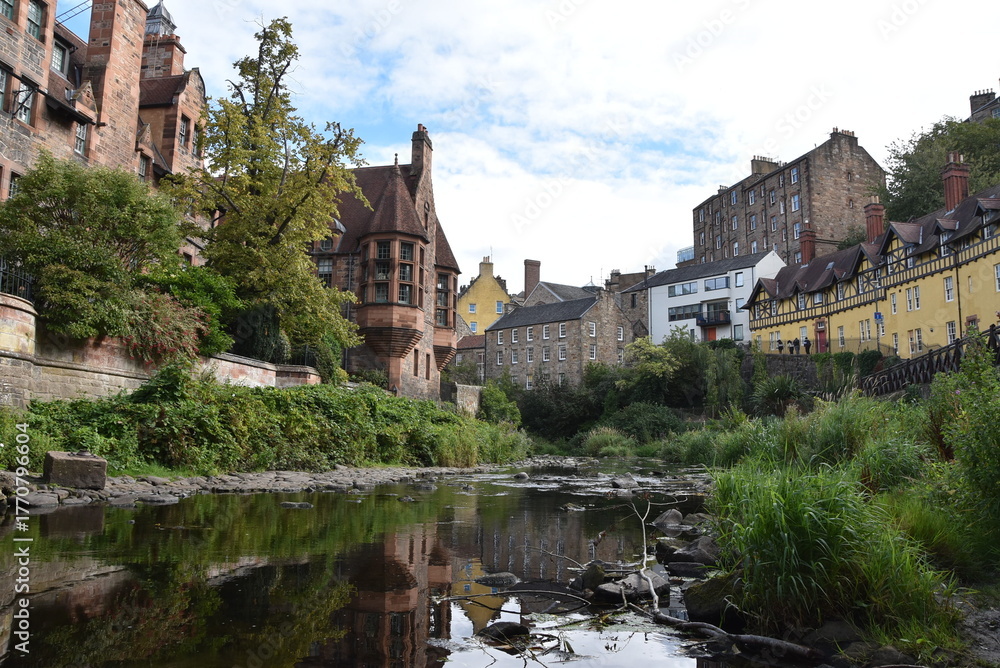 Fototapeta premium Point de vue pittoresque dans le quartier Dean Village, dans la Nouvelle ville d'Édimbourg.