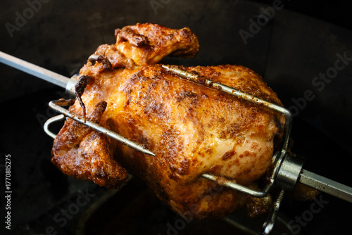 Grillhuhn am Drehspieß