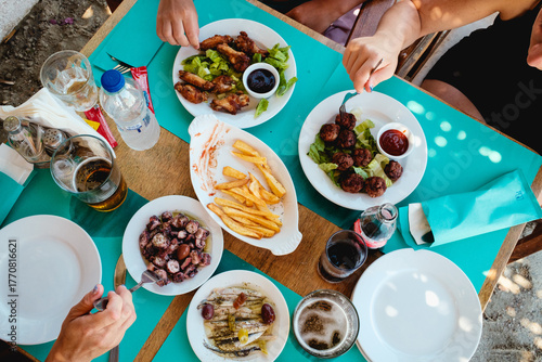 Griechische Vorspeisen am Tisch