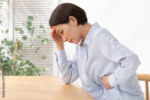 体調が優れない女性