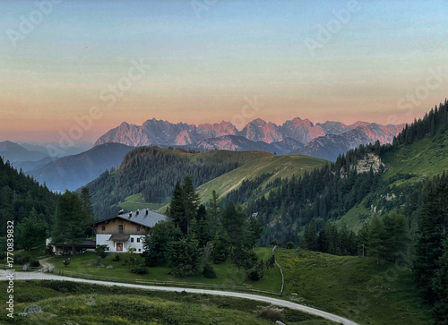 Blick beim Aufstieg auf den Geigelstein am frühen Morgen ins Kaisergebirge, Chiemgau, Alpen, bayern, Tirol, Deutschland, Österreich
