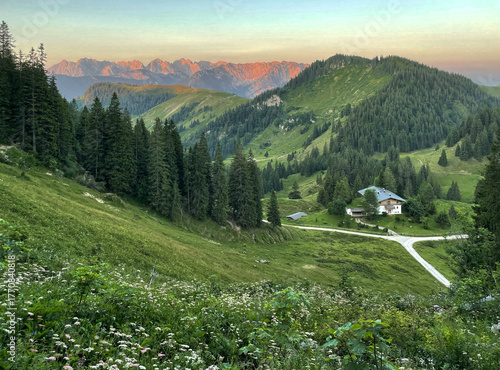 Blick beim Aufstieg auf den Geigelstein am frühen Morgen über die Priener Hütte ins Kaisergebirge, Chiemgau, Alpen, bayern, Tirol, Deutschland, Österreich