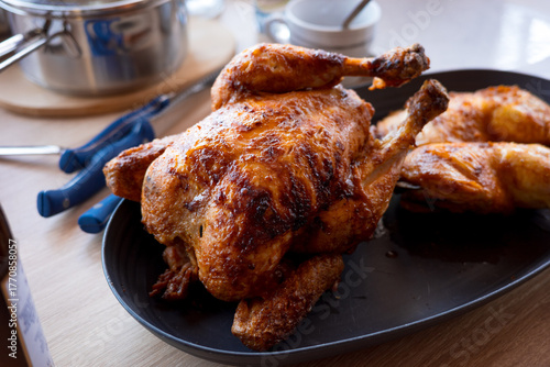 Grillhähnchen auf Servierplatte (Grillhuhn, Grillhendl)