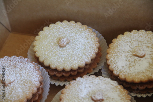 Obraz na plátně Traditional Maizena alfajores filled with dulce de leche and dusted with powdered sugar—a beloved Latin American sweet treat