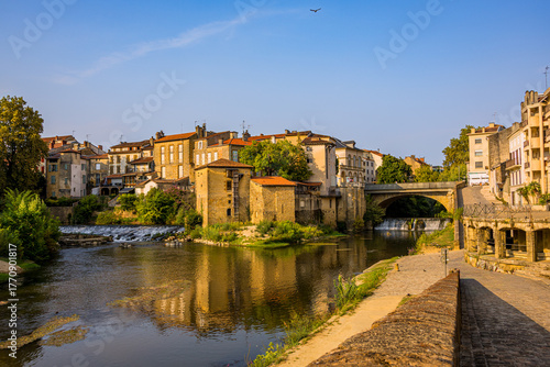 Fototapeta Naklejka Na Ścianę i Meble -  Dans les rues de Mont-de-Marsan en France