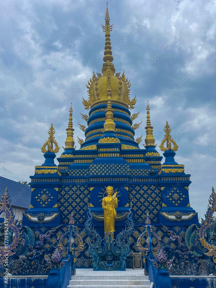 Obraz premium Golden statues and details in the Blue Temple in Chiang Rai, Thailand