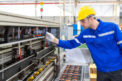 Foto Engineer checking machine in paper manufacturer which Exporter of Low-Carbon Material; Agricultural Fibers, cardbox Paper, and Corn Husk products for social well-being, and a sustainable future