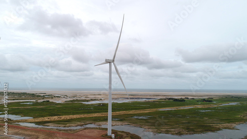 Tableau sur toile Torres eólicas cercadas por dunas e lagoas nos Pequenos Lençóis Maranhenses, em