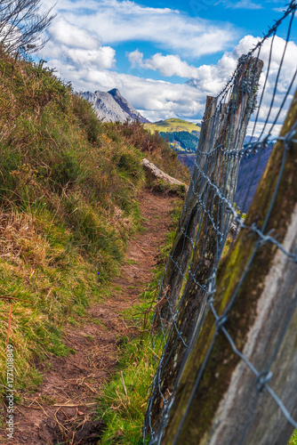 Camino enmarcado hacia el Anboto