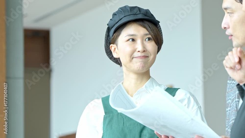 カジュアルな環境での商談シーン